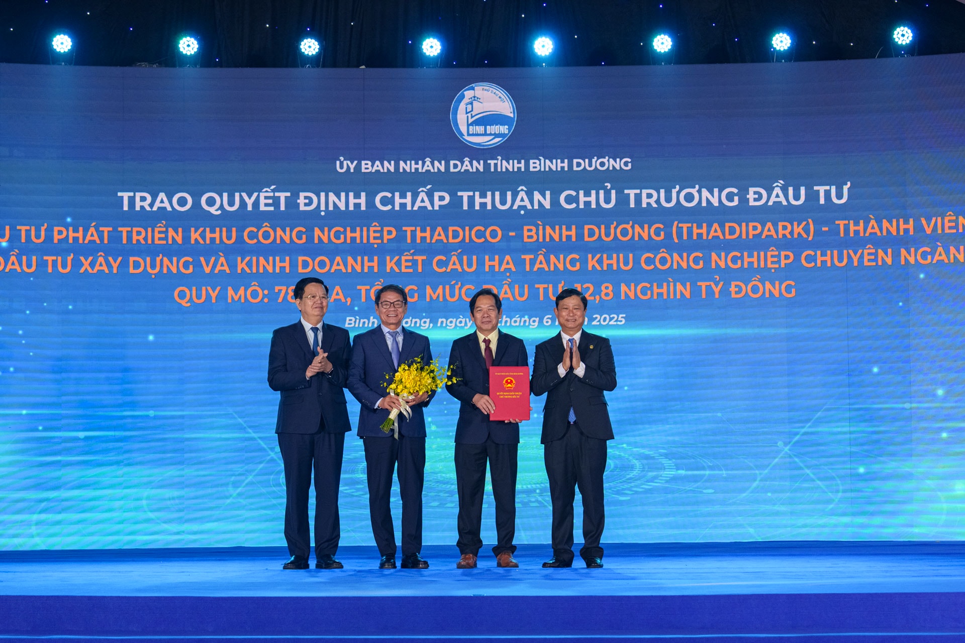 Chủ tịch HĐQT THACO Trần Bá Dương và Tổng Giám đốc THADICO Nguyễn Hoàng Tuệ nhận quyết định chấp thuận đầu tư